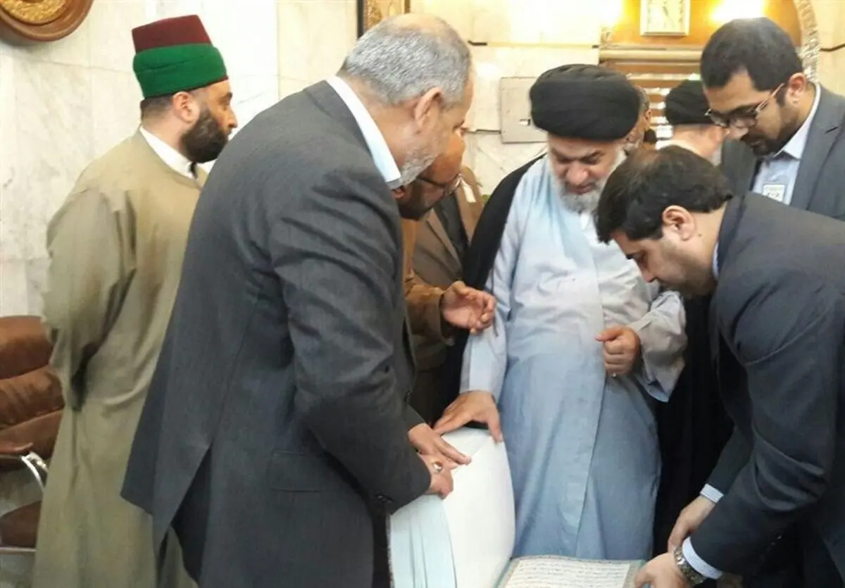 قرآن «مقام» به آستان مقدس قمر بنی‌هاشم اهدا شد