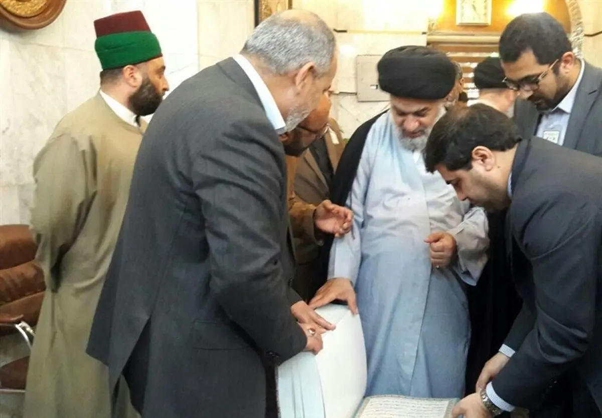 قرآن «مقام» به آستان مقدس قمر بنی‌هاشم اهدا شد