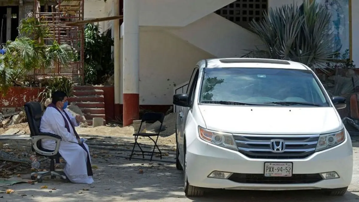 کشیش‌های مکزیکی در دوران شیوع کرونا از راه دور اعتراف می‌گیرند