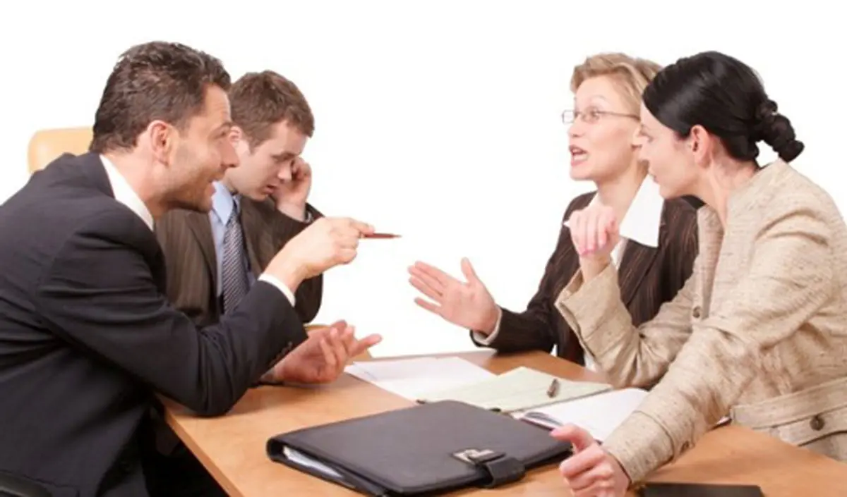 با همکاری که کلام‌تان را قطع می‌کند چه کنید؟