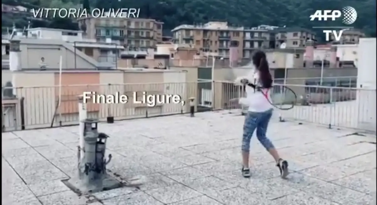 فیلم| تنیس‌بازی در پشت‌بام در دوران قرنطینه در ایتالیا