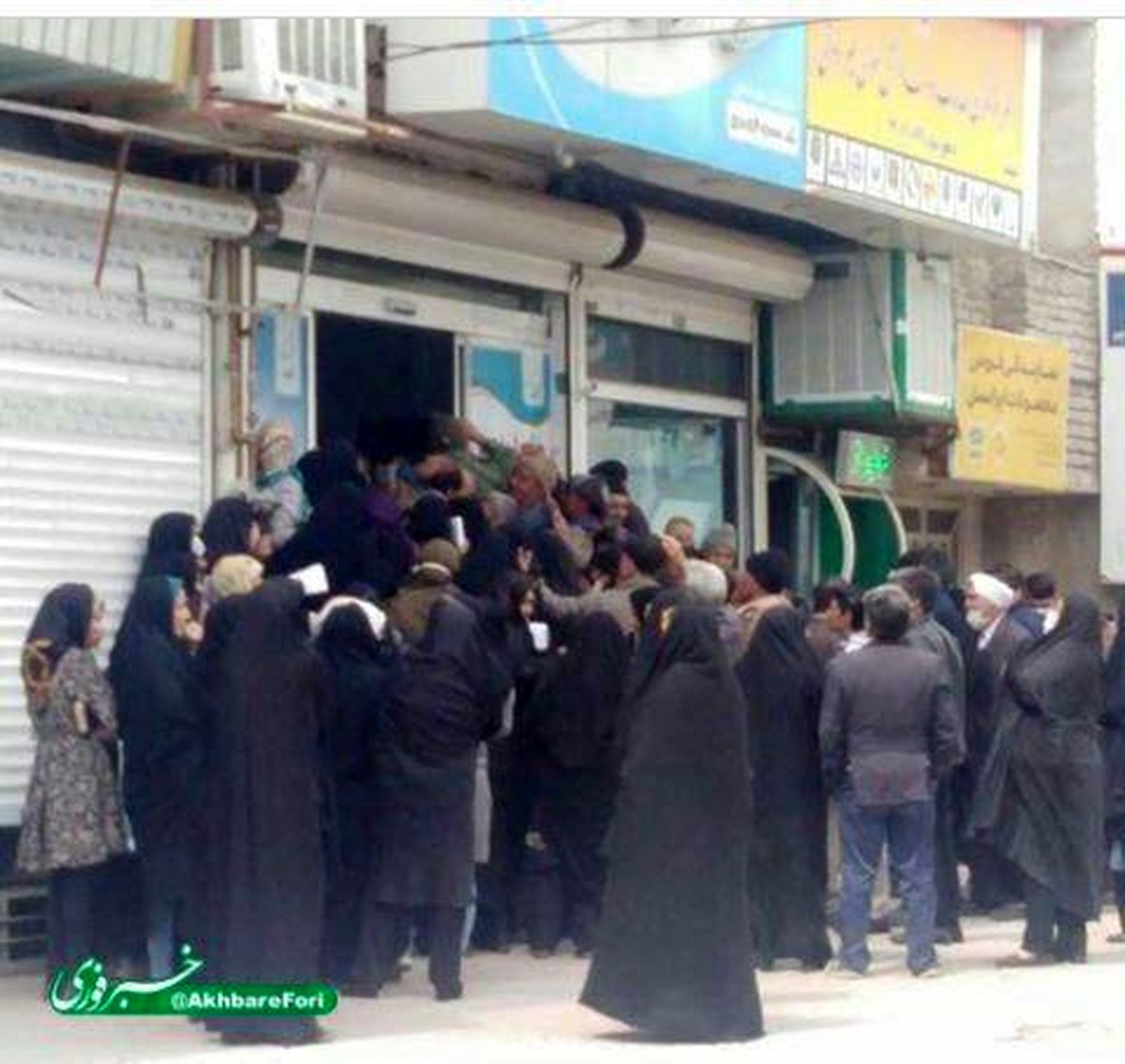 ازدحام جمعیت برای دریافت سیمکارت!