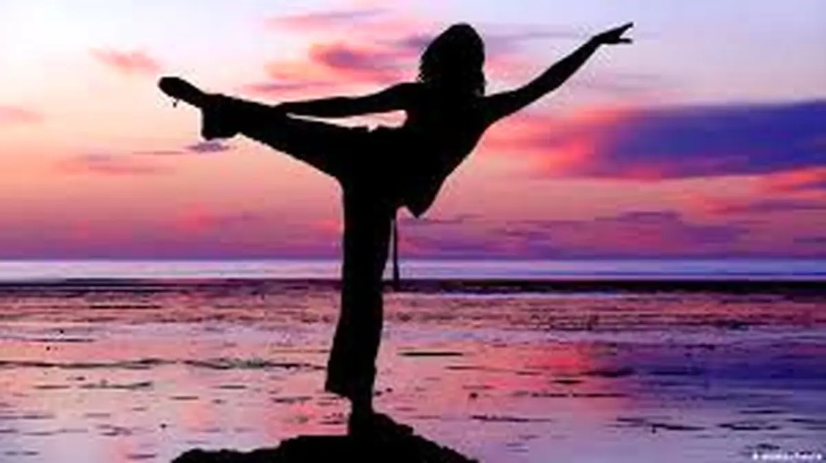 ۸ حرکت مناسب یوگا برای قرنطینه خانگی+ تصویر