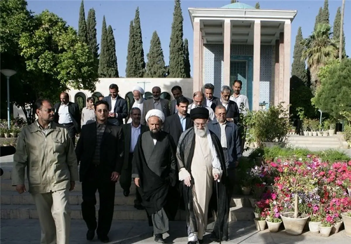 تصویری از رهبر انقلاب بر سر مزار سعدی