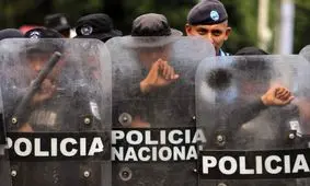 معترضان دولتی نیکاراگوئه‌ای مامور پلیس را به گروگان گرفتند