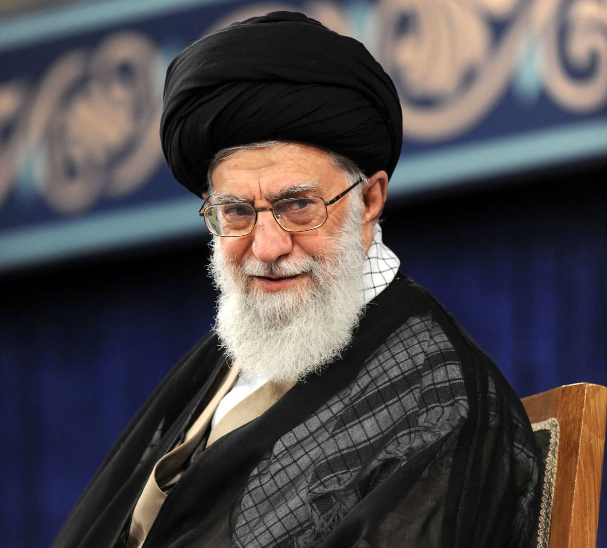 رهبر انقلاب: کار بزرگ معلمان آموزش شکوفاسازی استعدادها برای ارزشهای متعالی است