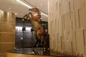 اهدای زین ایرانی به اولین موزه اسب آسیا