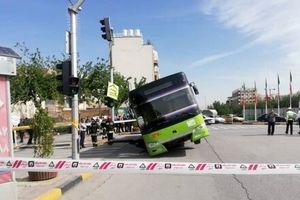 سقوط اتوبوس شرکت واحد در حفره ۳ متری خیابان میرزاطاهر+ عکس