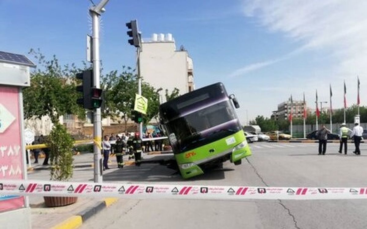 سقوط اتوبوس شرکت واحد در حفره ۳ متری خیابان میرزاطاهر+ عکس
