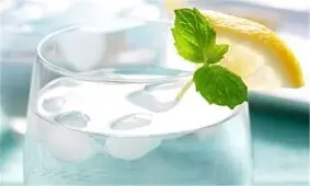با کدام نوشیدنی‌ها با تشنگی در ماه رمضان مقابله کنیم؟/ فیلم