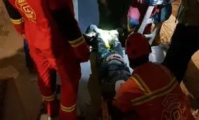 نجات معجزه‌آسای کارگر جوان پس از سقوط ۳ طبقه‌ای