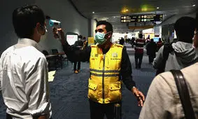 برخورد با متخلفان قرنطینه در اندونزی با آب فشار قوی