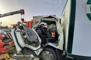 تصادف مرگبار کامیون با مینی‌بوس در آزادگان