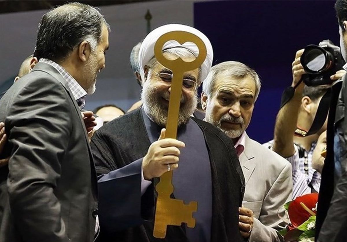 طرفداران دولت "کلید تدبیر روحانی" را در دانشگاه تبریز شکستند+عکس