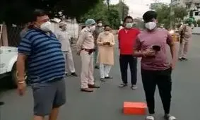 تنبیه یک آقازاده‌ به دست پدرش در ملاء‌عام