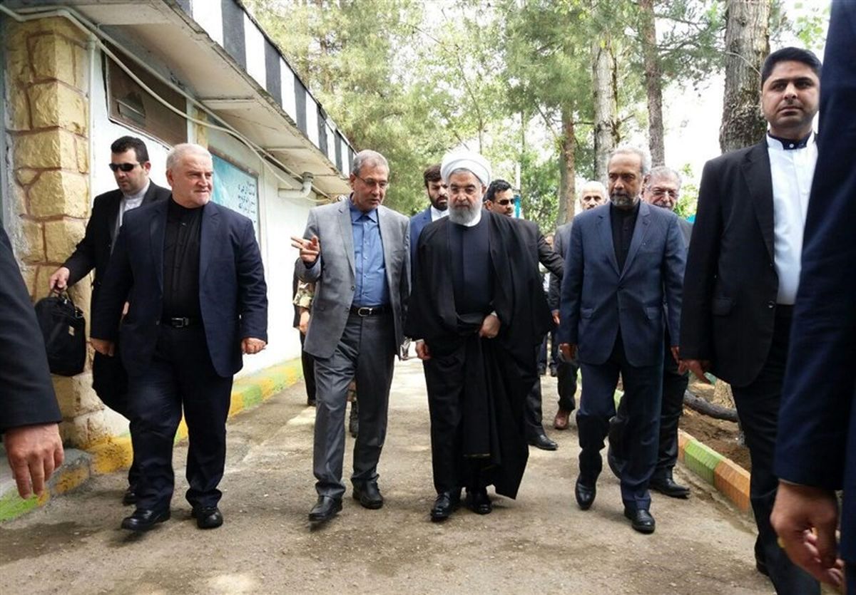 روحانی در پادگان با خانوادههای جانباختگان معدن آزادشهر دیدار کرد