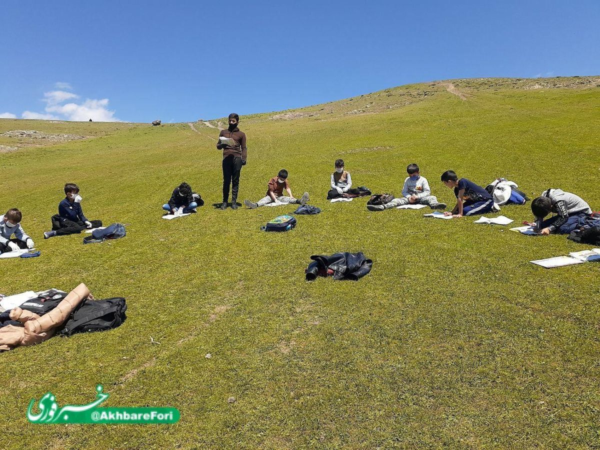 تدریس دانش آموزان پایه ششم روستای سوها در اردبیل + تصویر