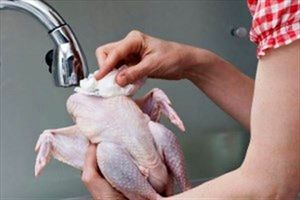 هرگز قبل از طبخ، مرغ خام را نشویید!