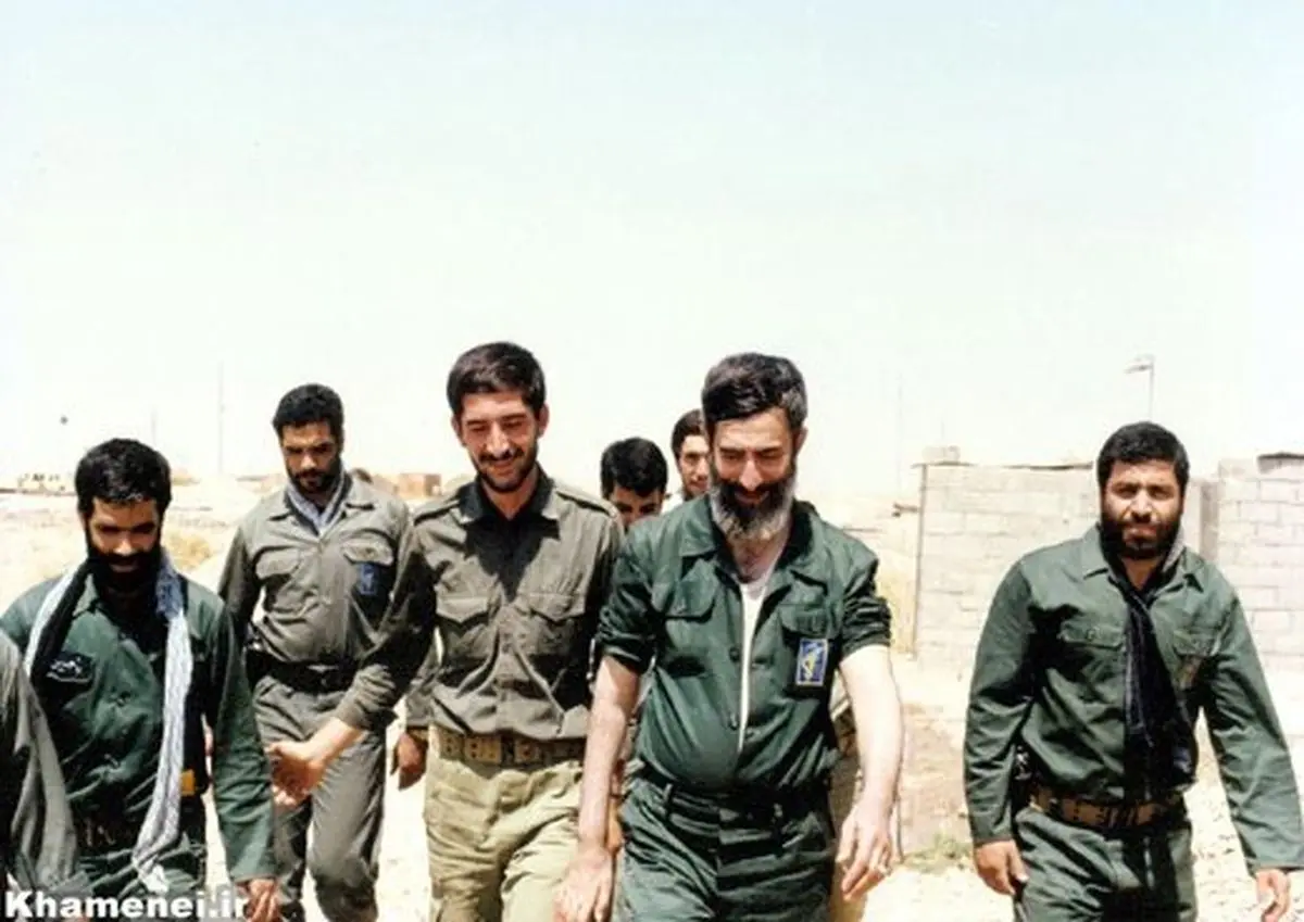 چند عکس کمتر دیده شده از رهبر انقلاب با پوشش نظامی