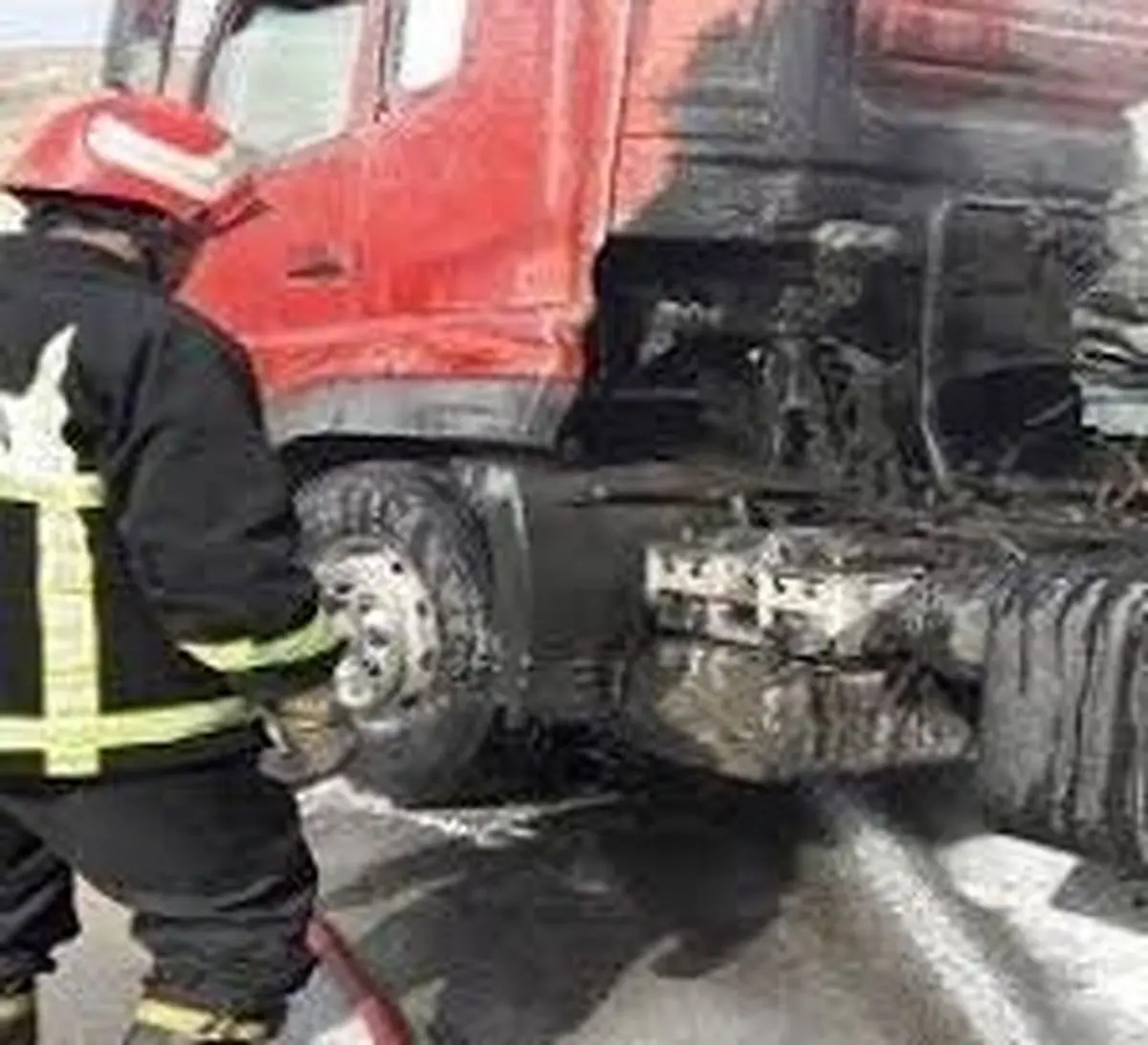 یک دستگاه تریلی به علت واژگونی در گردنه تیتور دچار آتش سوزی شد