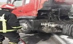 یک دستگاه تریلی به علت واژگونی در گردنه تیتور دچار آتش سوزی شد