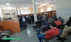 تجمع مردم در کارگزاری شعبه ۲۴ تامین اجتماعی تهران + تصویر