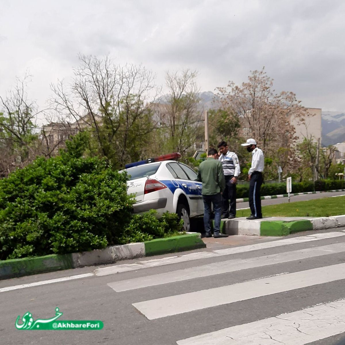 تصادف ماشین راهنمایی و رانندگی بلوار اوشان تهران+ تصویر