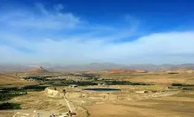 یک زن و مرد فرنگی آمده‌اند بروند تخت‌سلیمان زمین بکنند چیز در بیاوردند