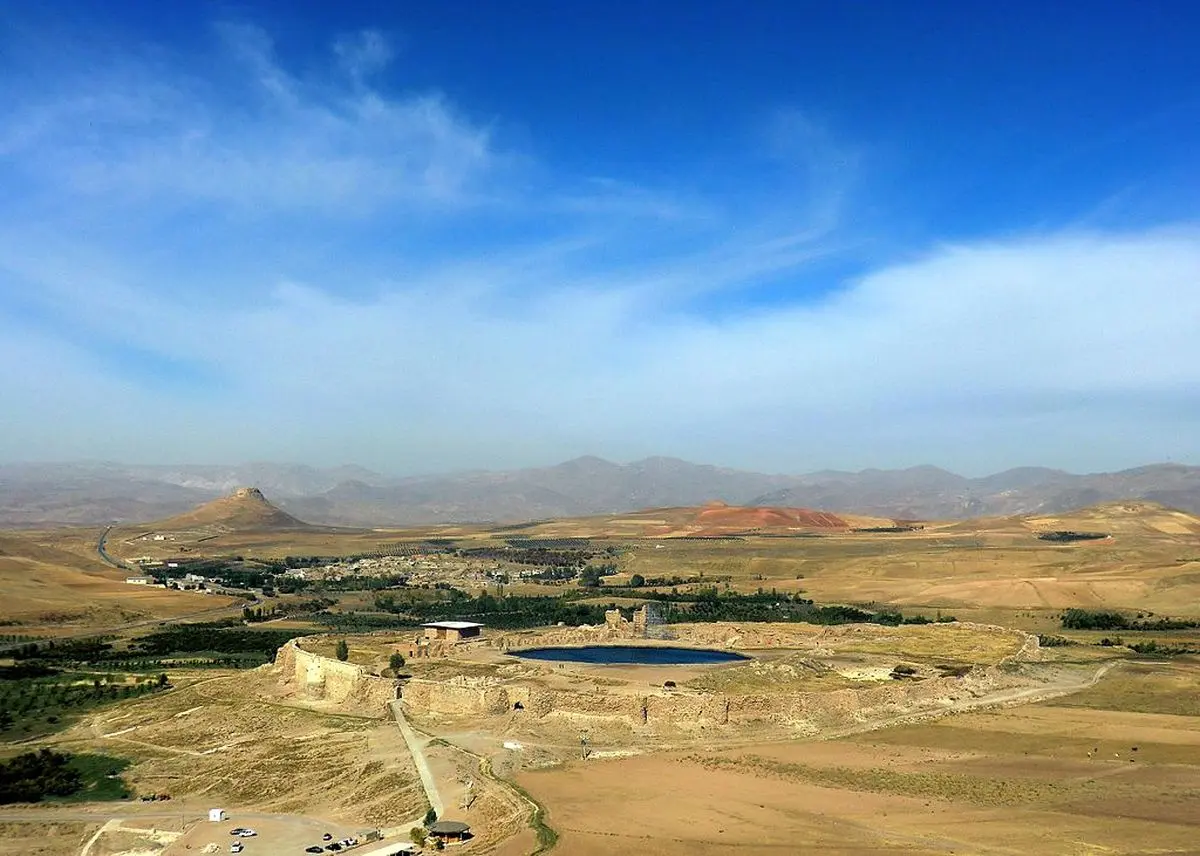 یک زن و مرد فرنگی آمده‌اند بروند تخت‌سلیمان زمین بکنند چیز در بیاوردند