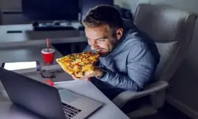 غذا خوردن قبل از خواب، چربی سوزی را به تأخیر می اندازد