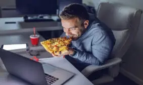غذا خوردن قبل از خواب، چربی سوزی را به تأخیر می اندازد