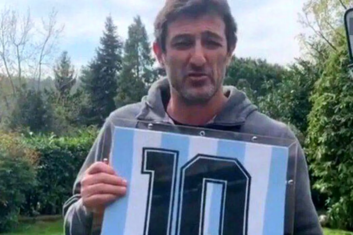 فروش پیراهن مارادونا برای مبارزه با کرونا /عکس