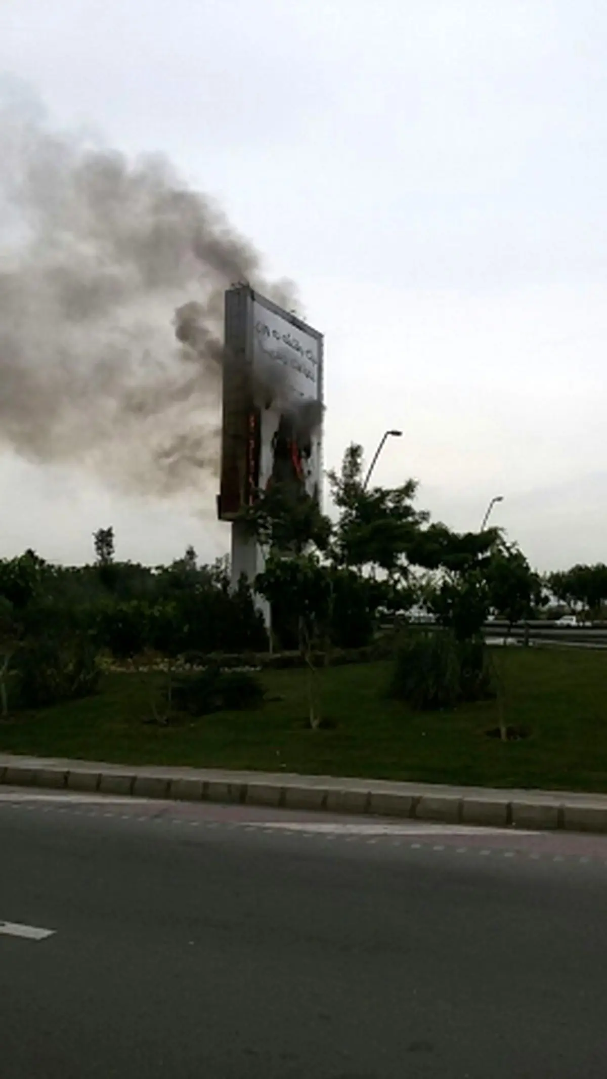 آتش گرفتن تابلو تبلیغاتی در اتوبان آزادگان