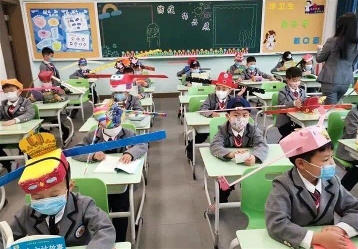 کلاه یک متری بر سر دانش آموزان چینی