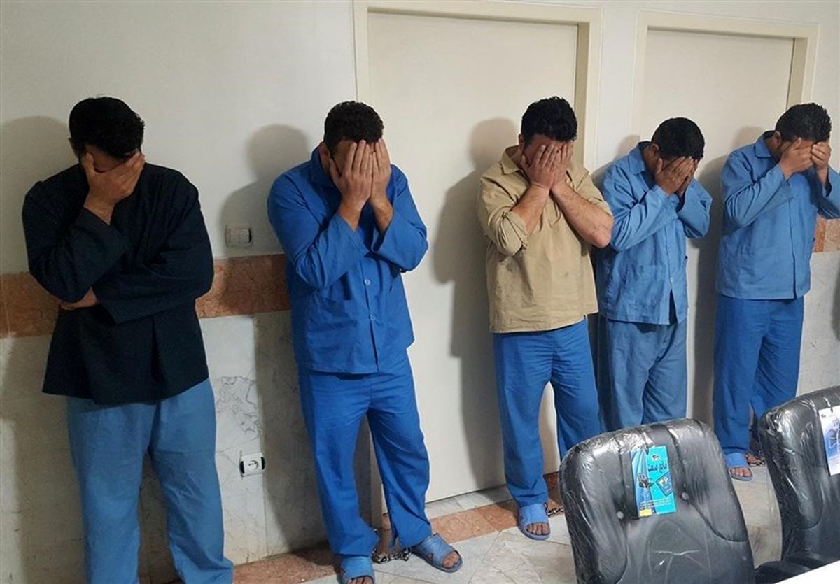 کشف میلیاردی کالای قاچاق در بانه/۵ متهم توزیع ۳۹۶۰ قرص بدنسازی در بانه دستگیر شدند