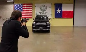 فیلم| تست شیشه ضدگلوله بنز و حضور رئیس شرکت در داخل ماشین!