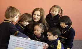 با مهربان‌ترین معلم‌های جهان آشنا شوید/ از زن فلسطینی که از گلوله، بازی ساخت تا معلم مهربانی که کودکان آواره در پاکستان را نجات داد