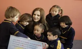 با مهربان‌ترین معلم‌های جهان آشنا شوید/ از زن فلسطینی که از گلوله، بازی ساخت تا معلم مهربانی که کودکان آواره در پاکستان را نجات داد