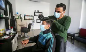 کرونا هزینه کوتاه کردن مو برای هر نفر را به ۵۰ هزار تومان رساند / آرایشگران شب عید امسال ۸۵ درصد ضرر کردند + فیلم