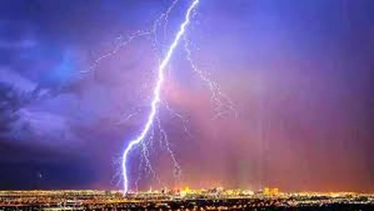 برخورد رعدوبرق به زمین در شیراز