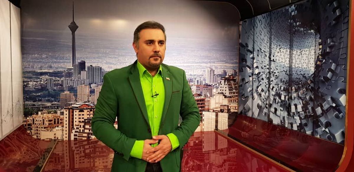 مگر بنده میتوانم لباس روحانیت بپوشم و بالای منبر بروم که یک فرد روحانی، مجری میشود!