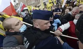 اعتراضات ضد قرنطینه در لهستان به خشونت کشیده شد / عکس