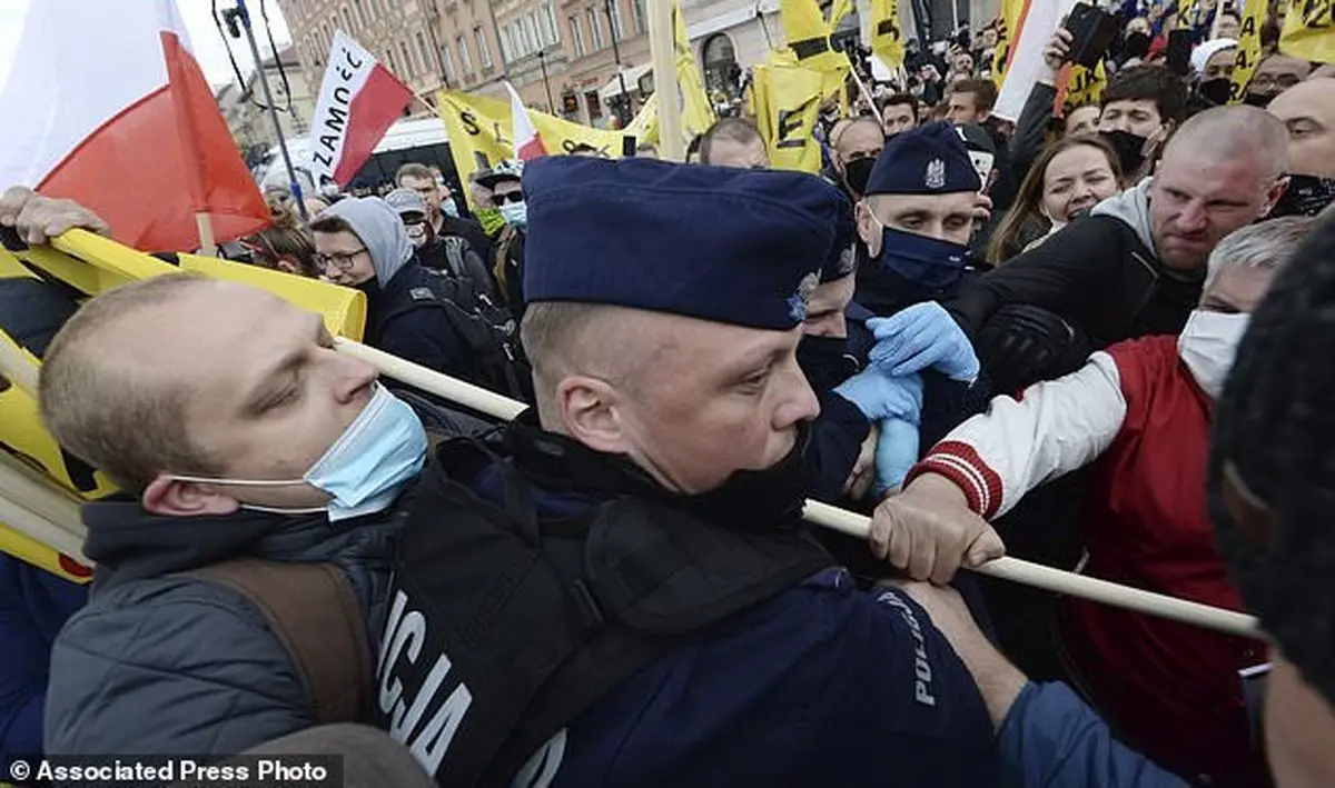 اعتراضات ضد قرنطینه در لهستان به خشونت کشیده شد / عکس