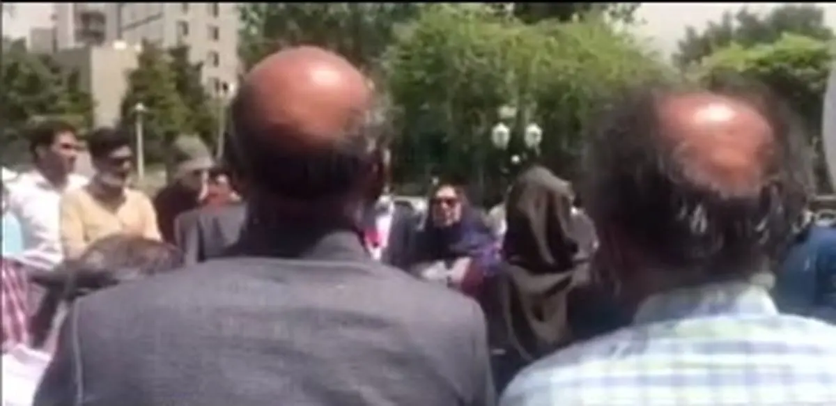 تجمع اعتراضی کارمندان و کارکنان صداوسیمای جمهوری اسلامی محوطه این سازمان / فیلم