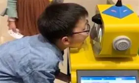 فیلم|رباتی که در مدارس چین به کنترل علائم کرونا کمک می‌کند