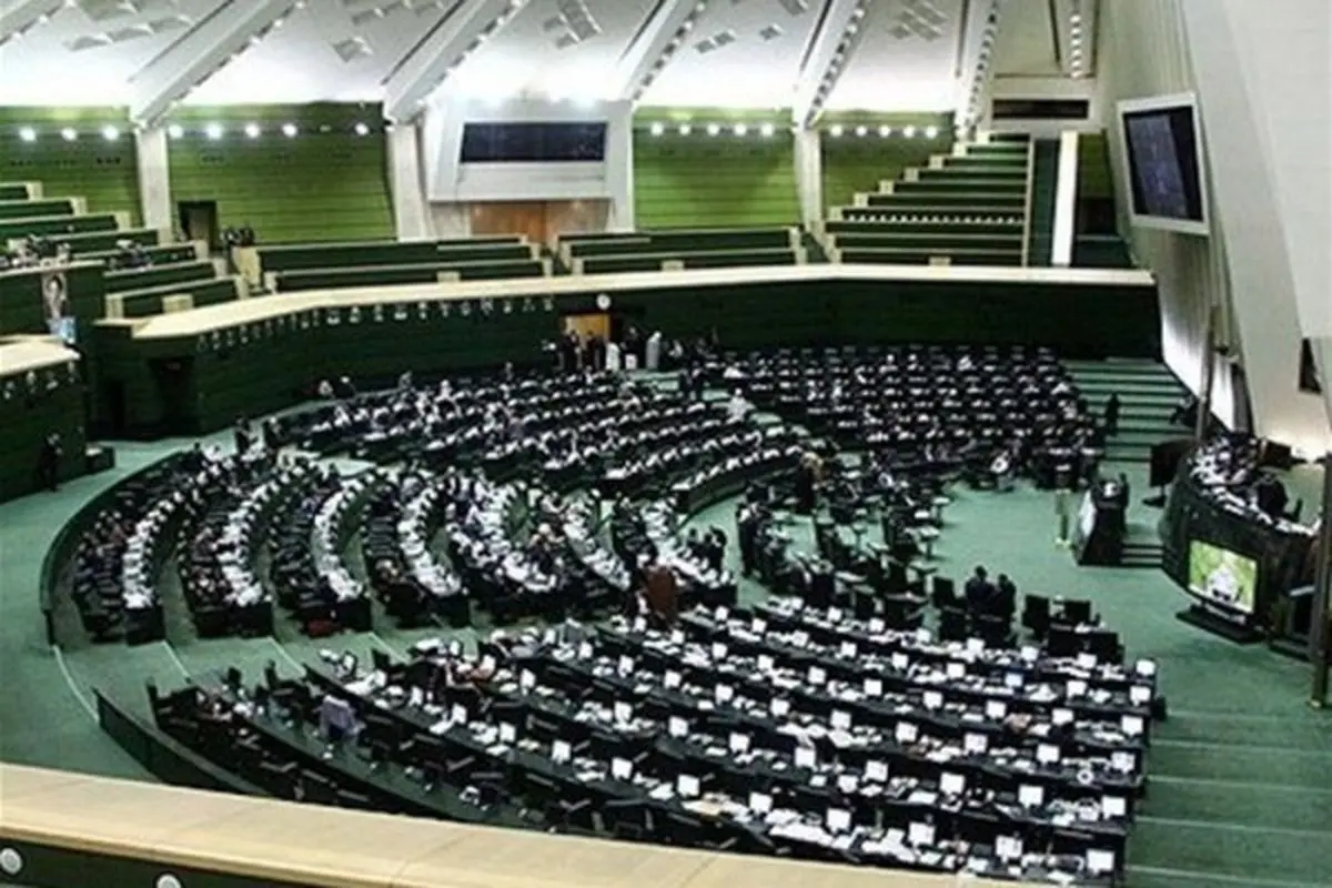 اعتراض یک نماینده در مورد به تأخیر انداختن قرائت تفحص از خودروسازها