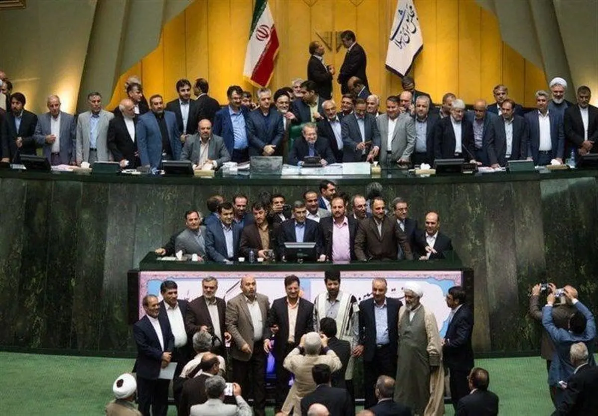 عکس یادگاری نمایندگان دوره دهم مجلس با لاریجانی
