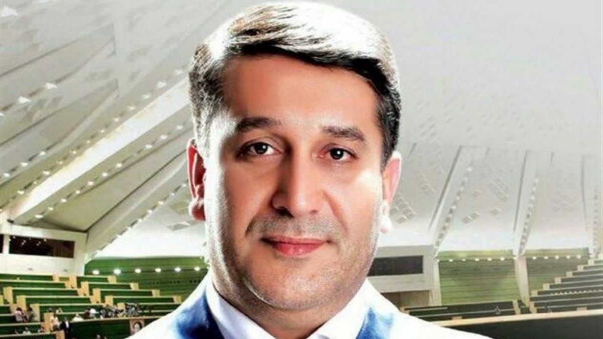 تصویری معنی‌دار از «محمد عزیزی» در صحن علنی امروز مجلس