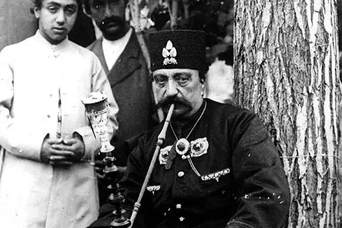 چهل چراغی بود که با چراغ الکتریسیته روشن شده و به قدری قشنگ بود که مثل چراغ بهشتی به نظر می‌آمد