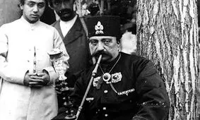 چهل چراغی بود که با چراغ الکتریسیته روشن شده و به قدری قشنگ بود که مثل چراغ بهشتی به نظر می‌آمد